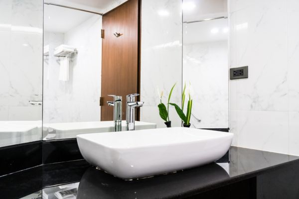 Offrez un accueil impeccable avec un kit salle de bain adapté